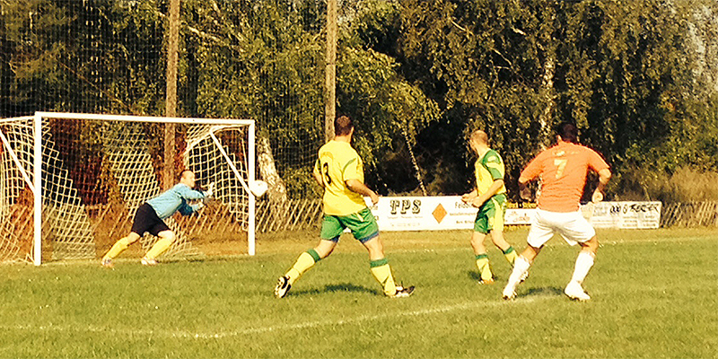 Lars Reimer trifft zum 1:0 ins lange Eck